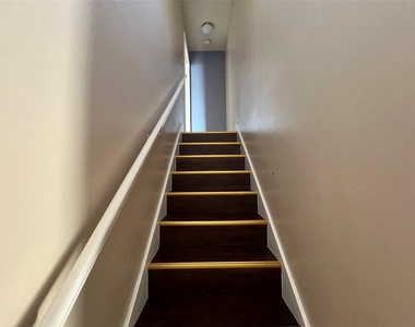 111 Peachtree Court - Photo Thumbnail 8