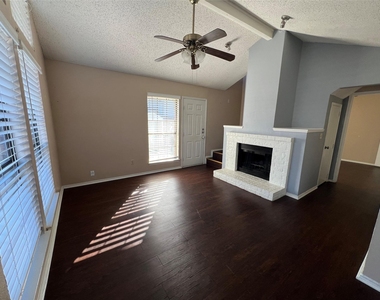 111 Peachtree Court - Photo Thumbnail 2