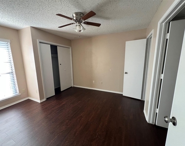 111 Peachtree Court - Photo Thumbnail 5