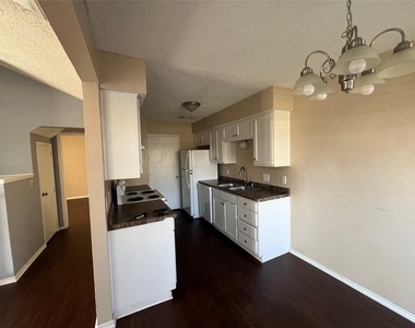 111 Peachtree Court - Photo Thumbnail 6