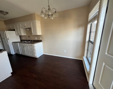 111 Peachtree Court - Photo Thumbnail 7
