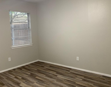 1410 Courtney Place - Photo Thumbnail 8