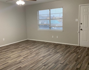 1410 Courtney Place - Photo Thumbnail 4
