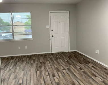 1410 Courtney Place - Photo Thumbnail 9