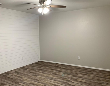 1410 Courtney Place - Photo Thumbnail 2