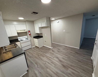 516 Highpoint Drive - Photo Thumbnail 3