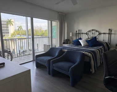 1537 E Hillsboro Boulevard - Photo Thumbnail 6