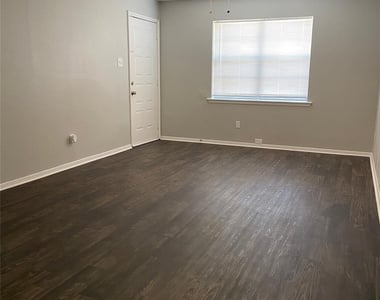 1302 Berry Drive - Photo Thumbnail 4