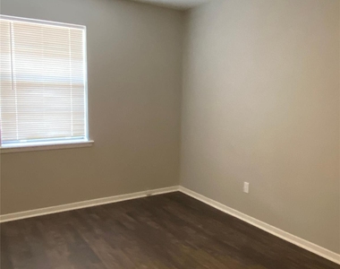 1302 Berry Drive - Photo Thumbnail 3