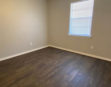 1302 Berry Drive - Photo Thumbnail 9
