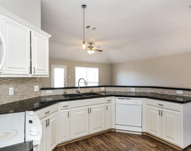 8128 Modesto Drive - Photo Thumbnail 5