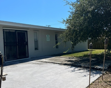 1699 Nw 7th Terrace - Photo Thumbnail 6