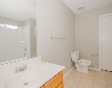 2152 Royal Acres Trail - Photo Thumbnail 13