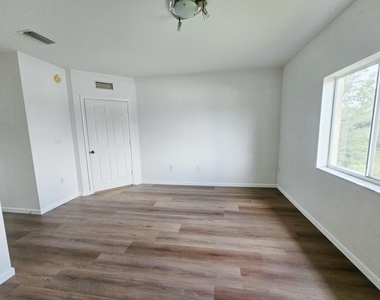 1157 Golden Lakes Boulevard - Photo Thumbnail 13