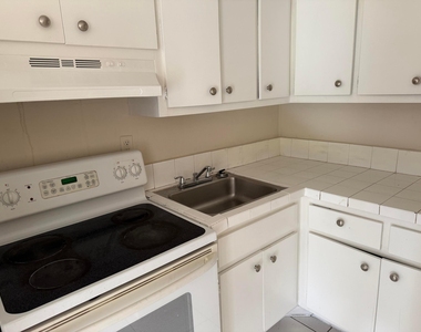 1431 Sw 44th Terrace - Photo Thumbnail 2