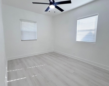 1542 E Ohio Avenue - Photo Thumbnail 13