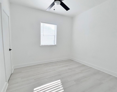 1542 E Ohio Avenue - Photo Thumbnail 15