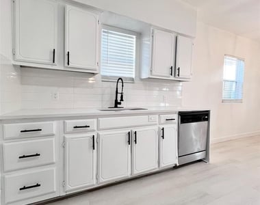 1542 E Ohio Avenue - Photo Thumbnail 6