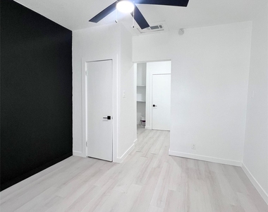 1542 E Ohio Avenue - Photo Thumbnail 9