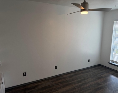 2800 Douglas Avenue - Photo Thumbnail 10