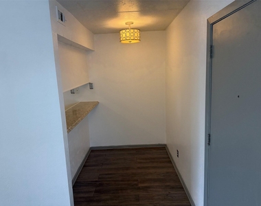 2800 Douglas Avenue - Photo Thumbnail 4