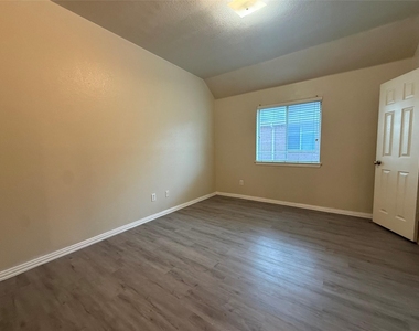 8014 Wilmington Drive - Photo Thumbnail 11
