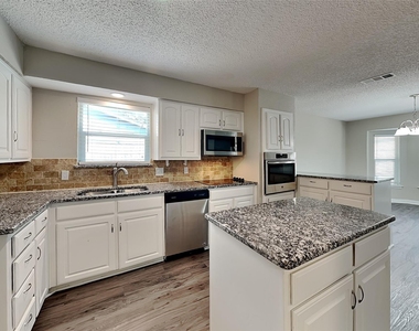 6908 Briardale Drive - Photo Thumbnail 5