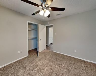 6908 Briardale Drive - Photo Thumbnail 12