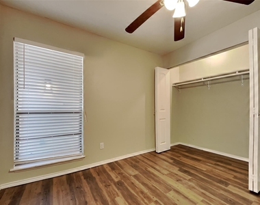 4605 Greenfield Drive - Photo Thumbnail 13