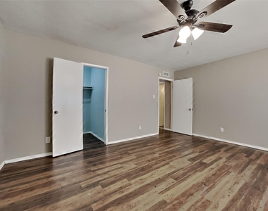 4605 Greenfield Drive - Photo Thumbnail 6