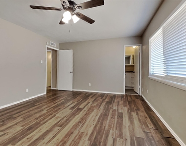 4605 Greenfield Drive - Photo Thumbnail 7