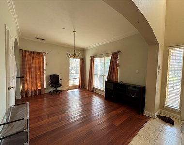 462 Richmond Street - Photo Thumbnail 2