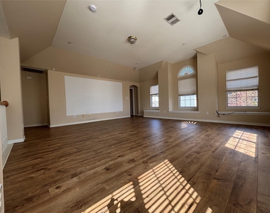462 Richmond Street - Photo Thumbnail 10