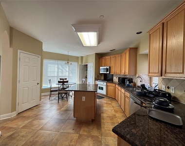 462 Richmond Street - Photo Thumbnail 3