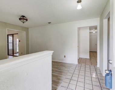 902 Wayne Avenue - Photo Thumbnail 3