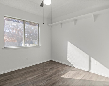 1308 London Drive - Photo Thumbnail 12