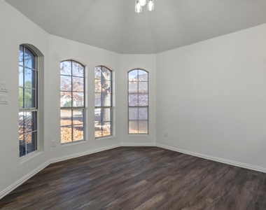 1308 London Drive - Photo Thumbnail 2