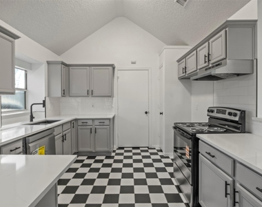 1308 London Drive - Photo Thumbnail 3