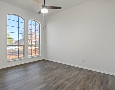 1308 London Drive - Photo Thumbnail 8
