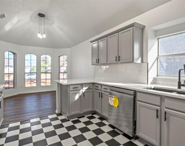 1308 London Drive - Photo Thumbnail 4