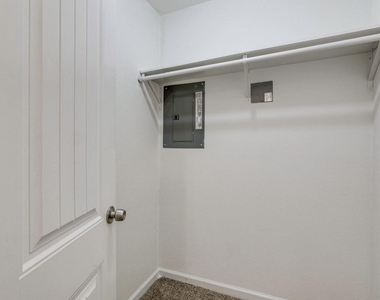 1738 Oak Hill Circle - Photo Thumbnail 16