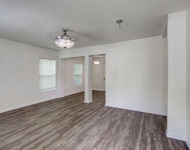 1738 Oak Hill Circle - Photo Thumbnail 3