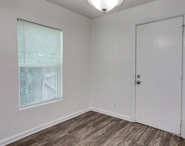1738 Oak Hill Circle - Photo Thumbnail 11
