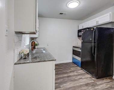 1738 Oak Hill Circle - Photo Thumbnail 8
