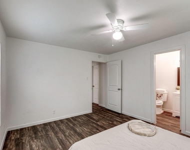 1738 Oak Hill Circle - Photo Thumbnail 14