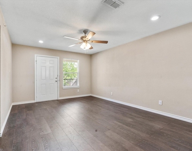 1406 Courtney Place - Photo Thumbnail 2