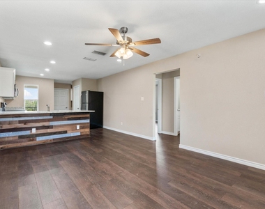 1406 Courtney Place - Photo Thumbnail 14