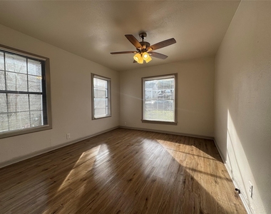 310 Avenue J - Photo Thumbnail 3