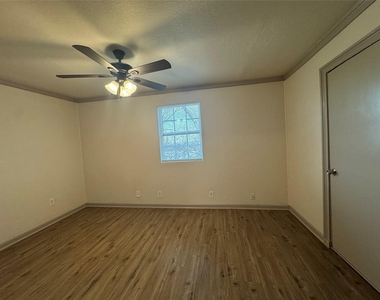 310 Avenue J - Photo Thumbnail 6