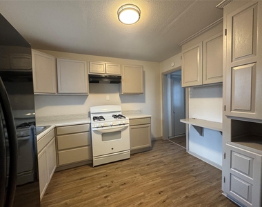 310 Avenue J - Photo Thumbnail 4